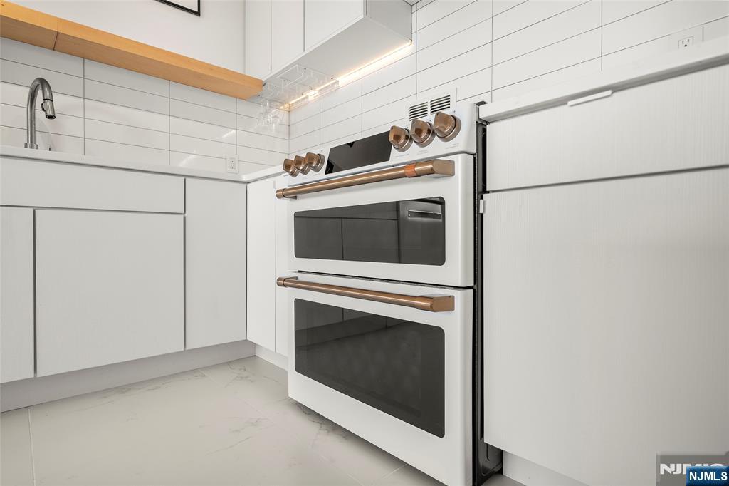200 Old Palisade Road, Unit 25D Fort Lee, NJ 07024 - Photo 13 of 30 a utility room with dryer and washer