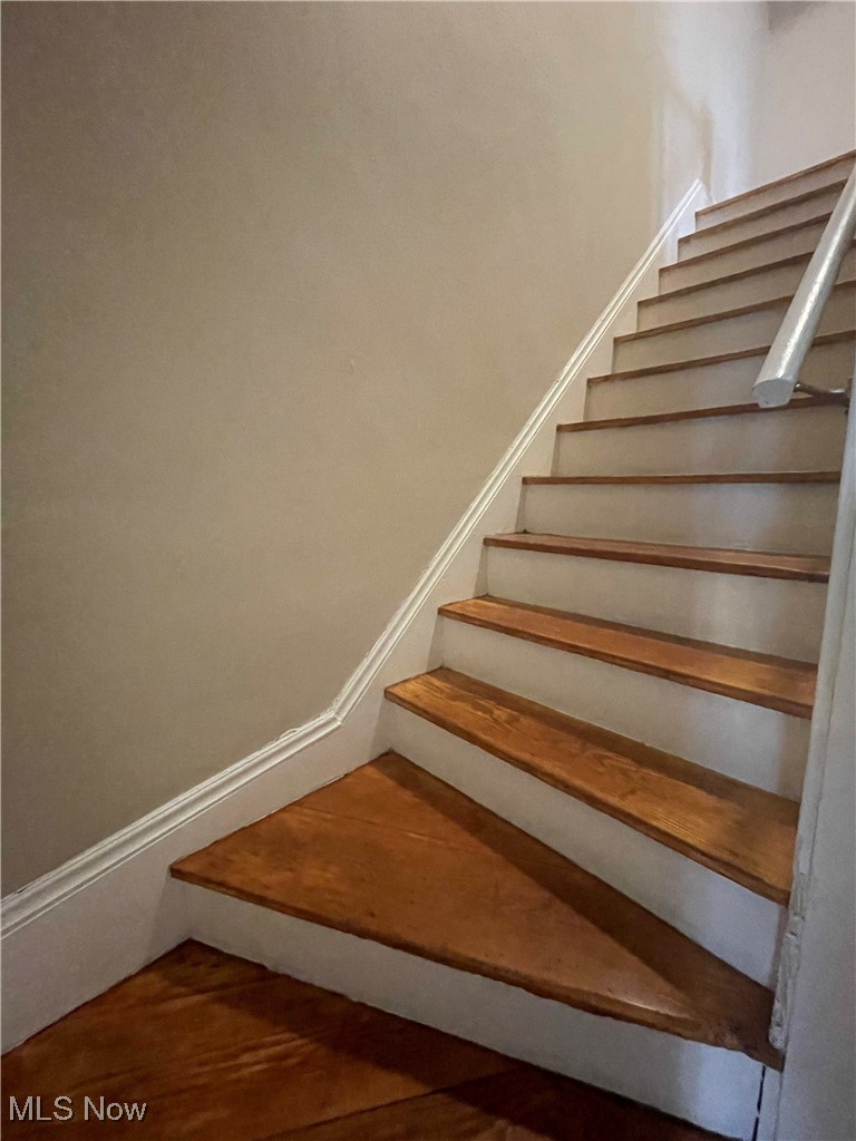 3235 Oak Road Cleveland, OH 44118 - Photo 24 of 47 Stairs to third level