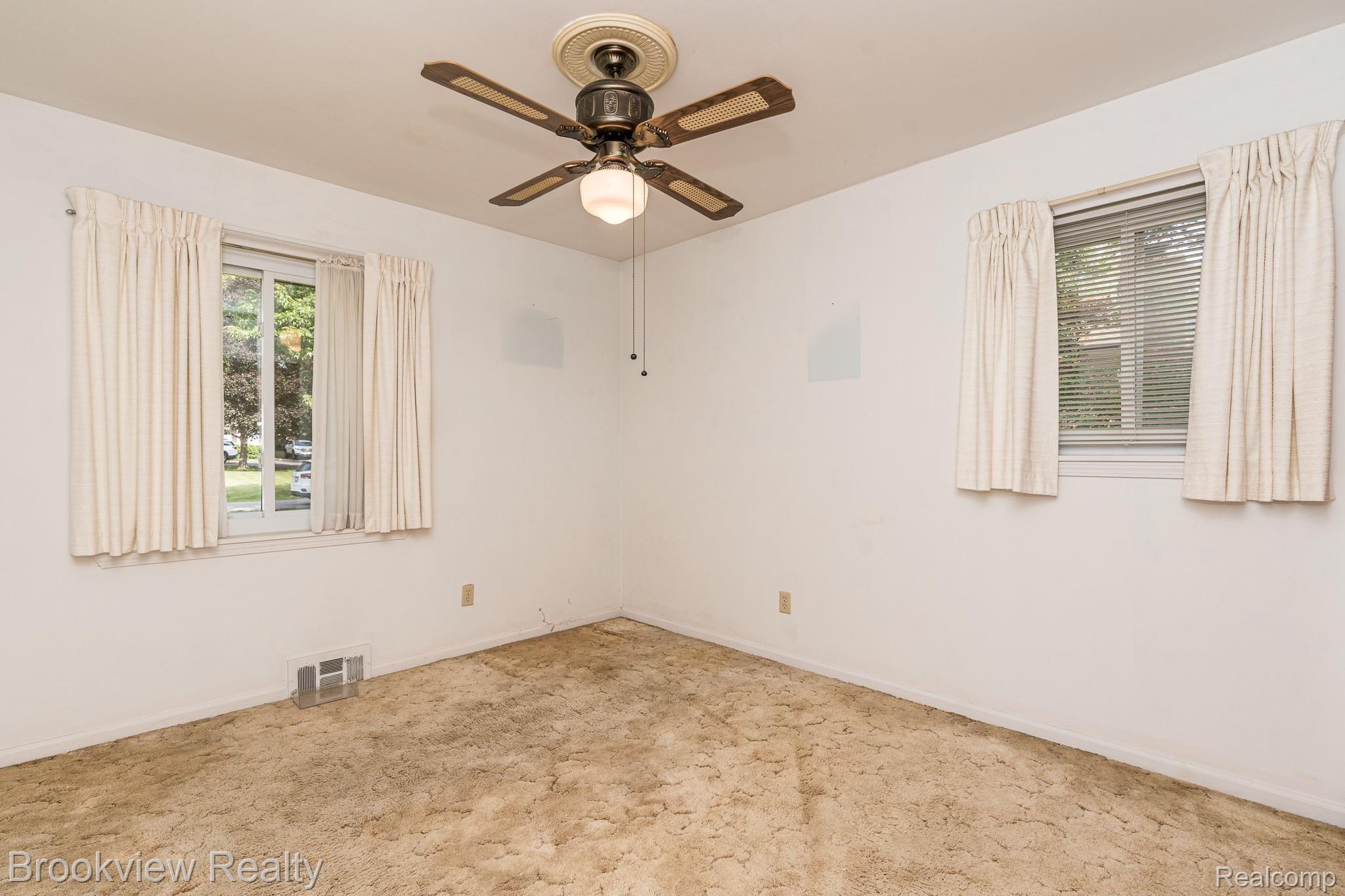 290 Donegal Drive Rochester, MI 48309 - Photo 17 of 33 290 Donegal MLS-W007.jpg
