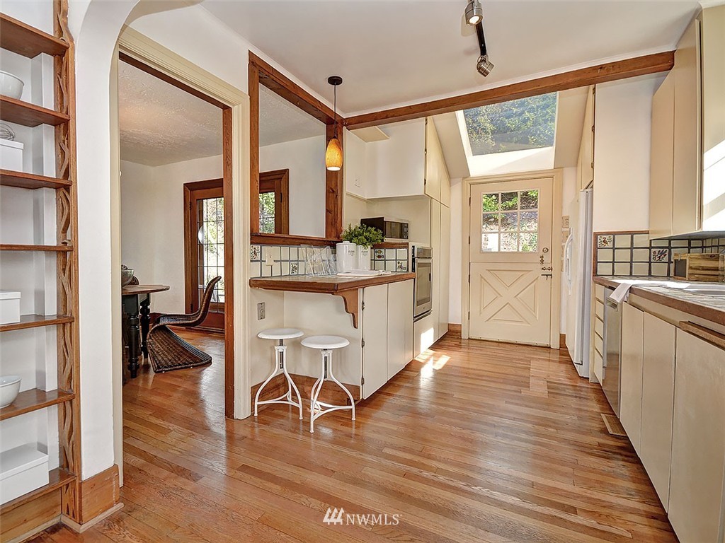 5207 Southwest Jacobsen Road Seattle, WA 98116 - Photo 5 of 25 Gallery Image 5