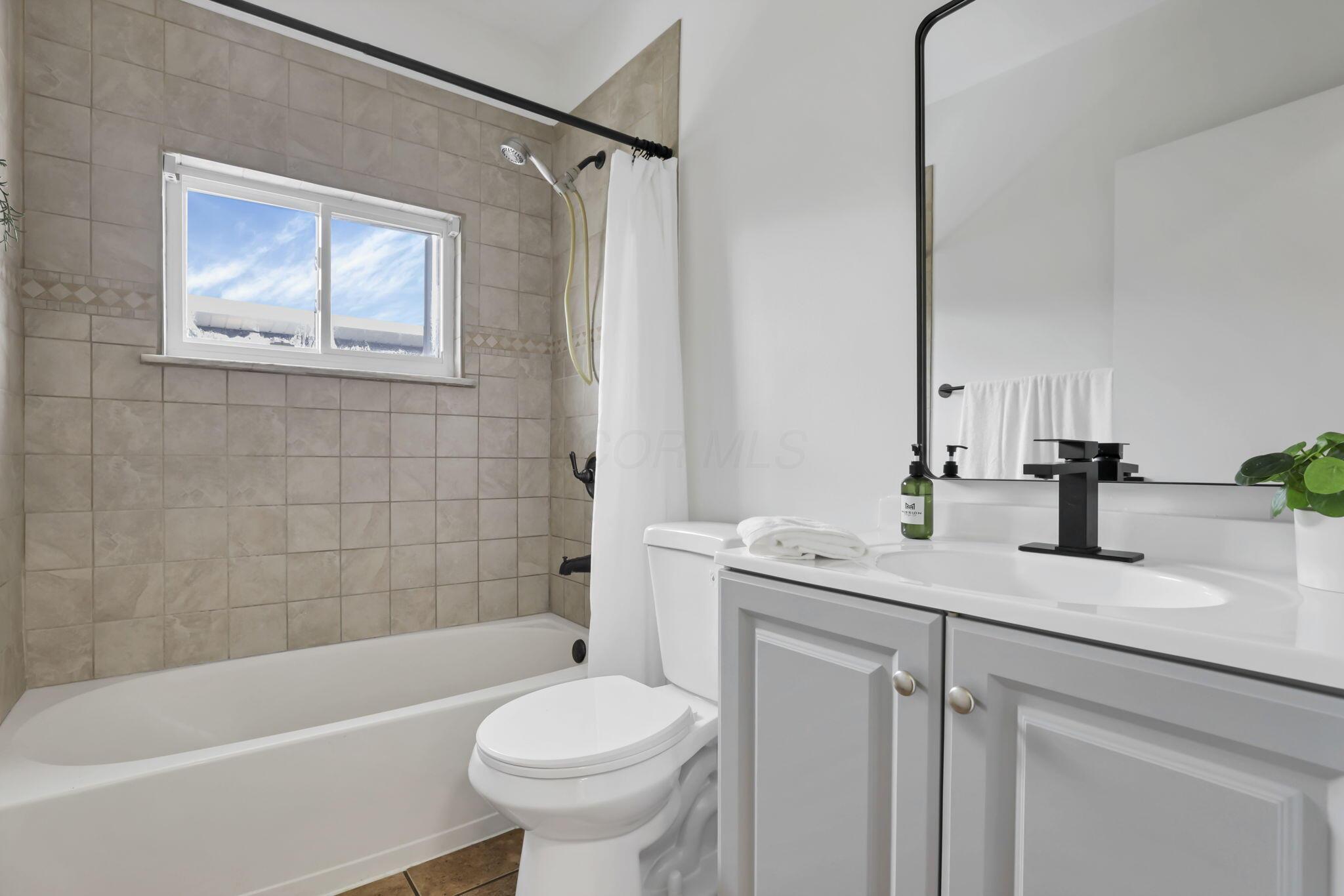180 North Harding Road Columbus, OH 43209 - Photo 18 of 38 Full Bathroom