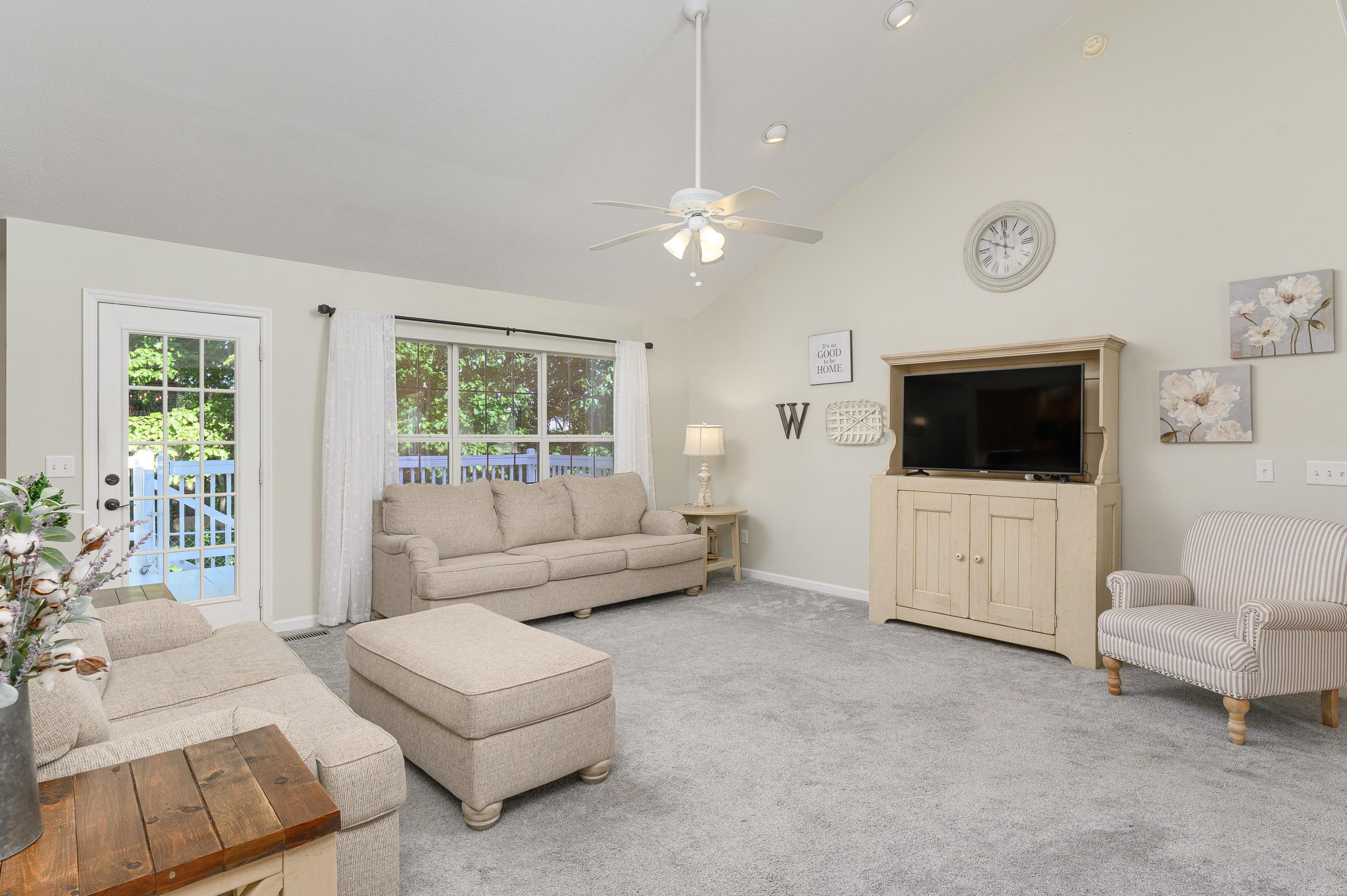 9942 Fielding Road Ooltewah, TN 37363 - Photo 19 of 38 Living Room