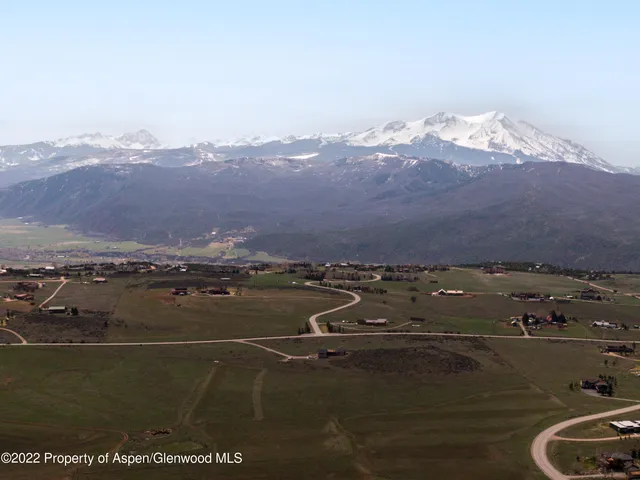 a view of a parking area