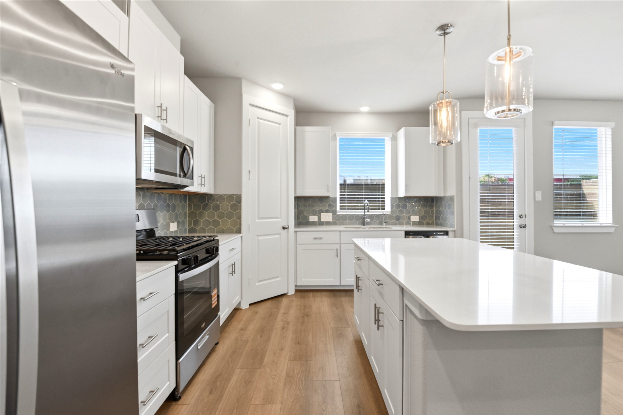 10010 Rustic Charm Street Houston, TX 77080 - Photo 6 of 23 Full equipped kitchen