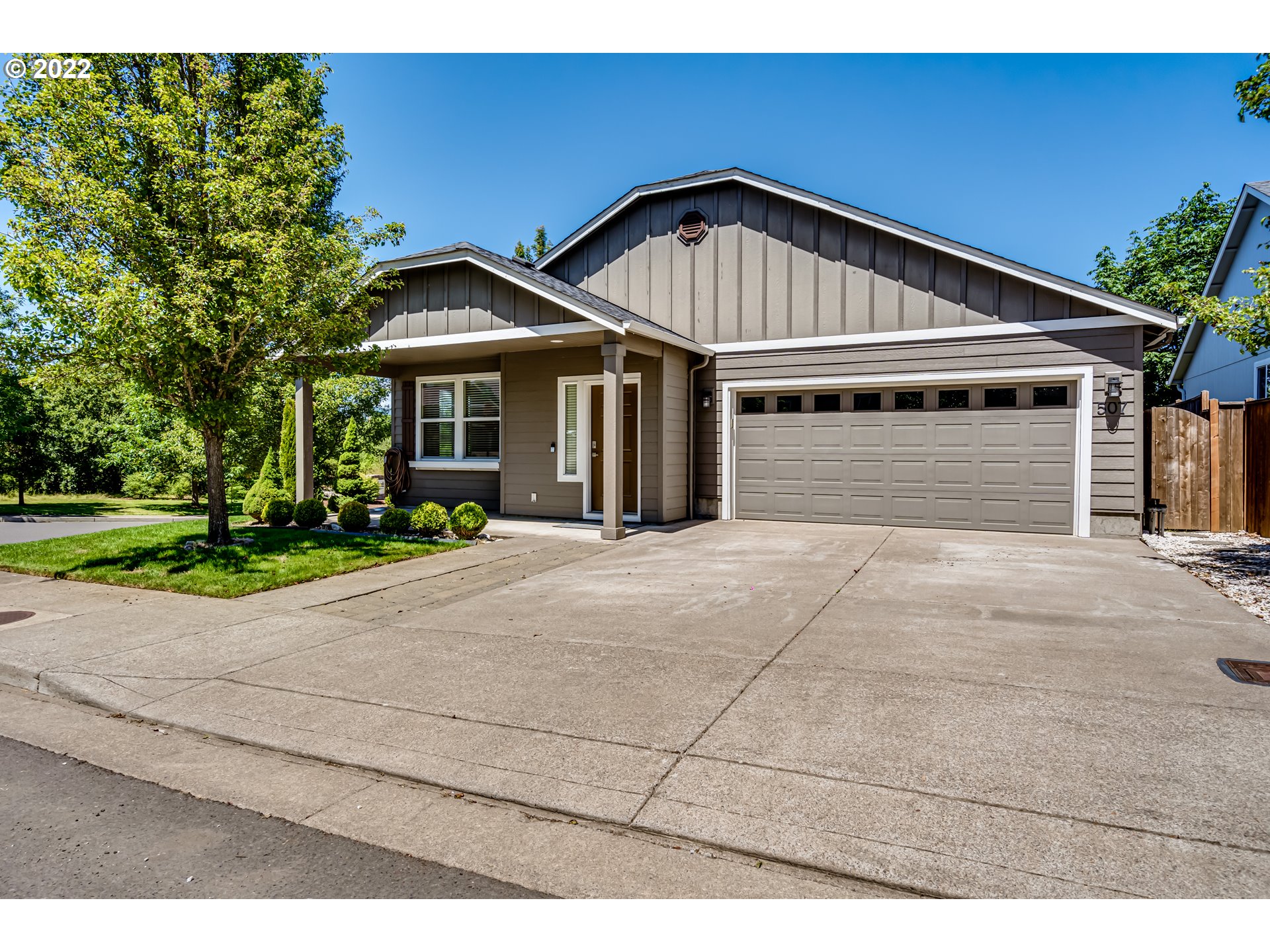 507 South 48th Place Springfield, OR 97478 - Photo 2 of 31 a front view of a house with a yard and garage