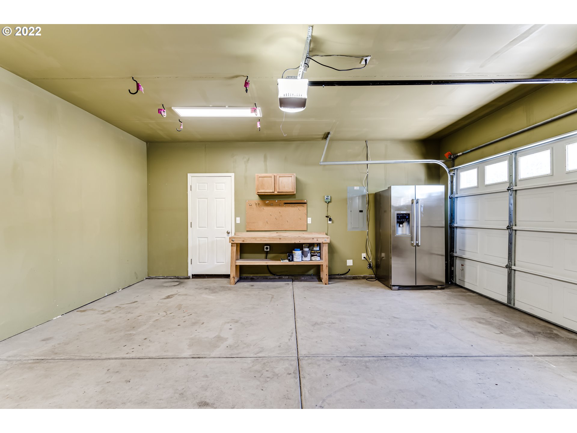 507 South 48th Place Springfield, OR 97478 - Photo 26 of 31 a view of a garage