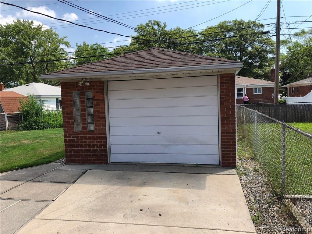 9285 Rosedale Boulevard Allen Park, MI 48101 - Photo 38 of 38 IMG_1161.jpg