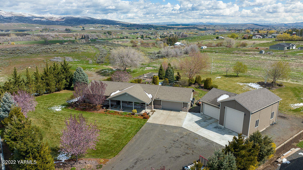 15773 Fisk Road Yakima, WA 98908 - Photo 44 of 50 an aerial view of a house with a yard