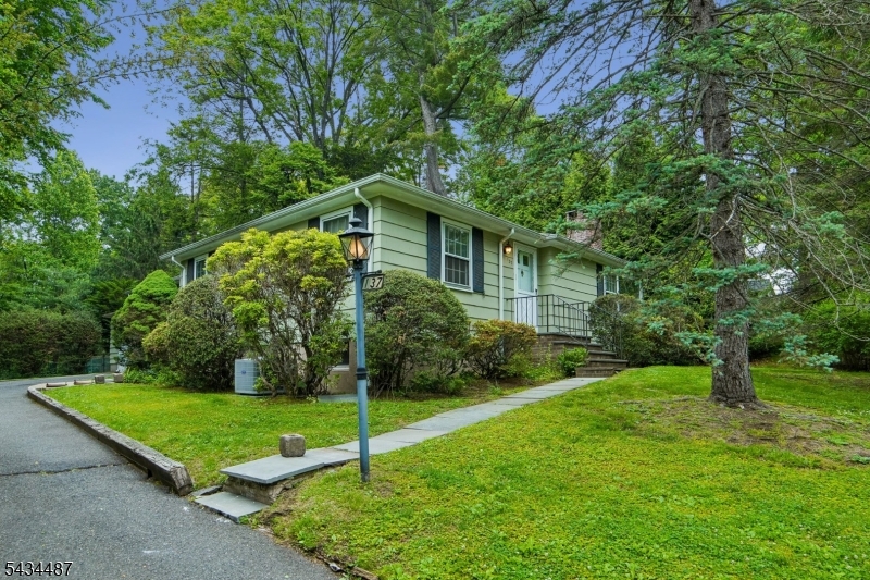 137 Beekman Road Summit, NJ 07901 - Photo 3 of 44