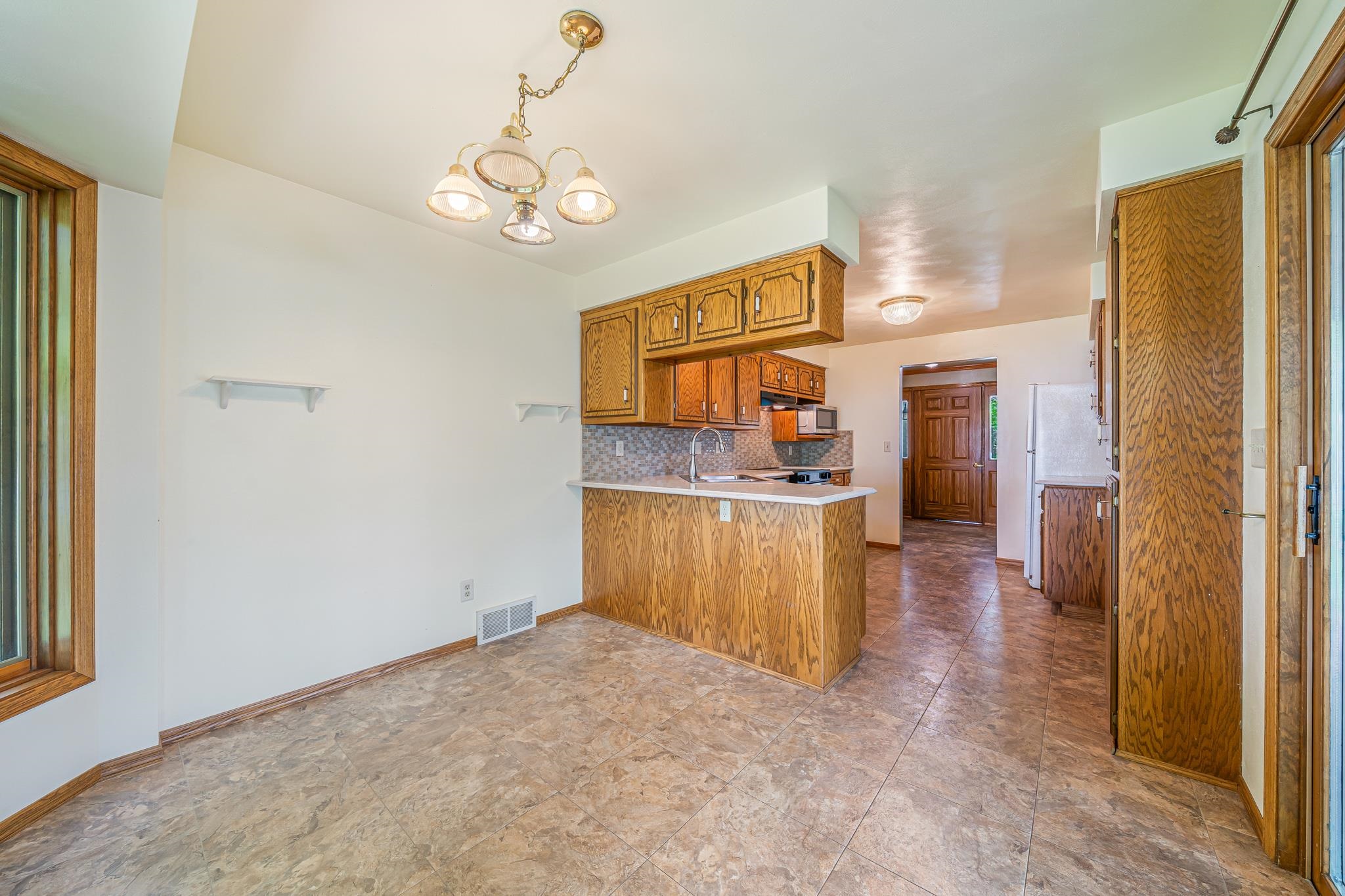46 Kensington Court Appleton, WI 54915 - Photo 9 of 51