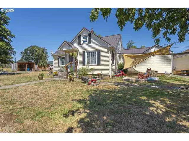 a view of front of a house with a yard