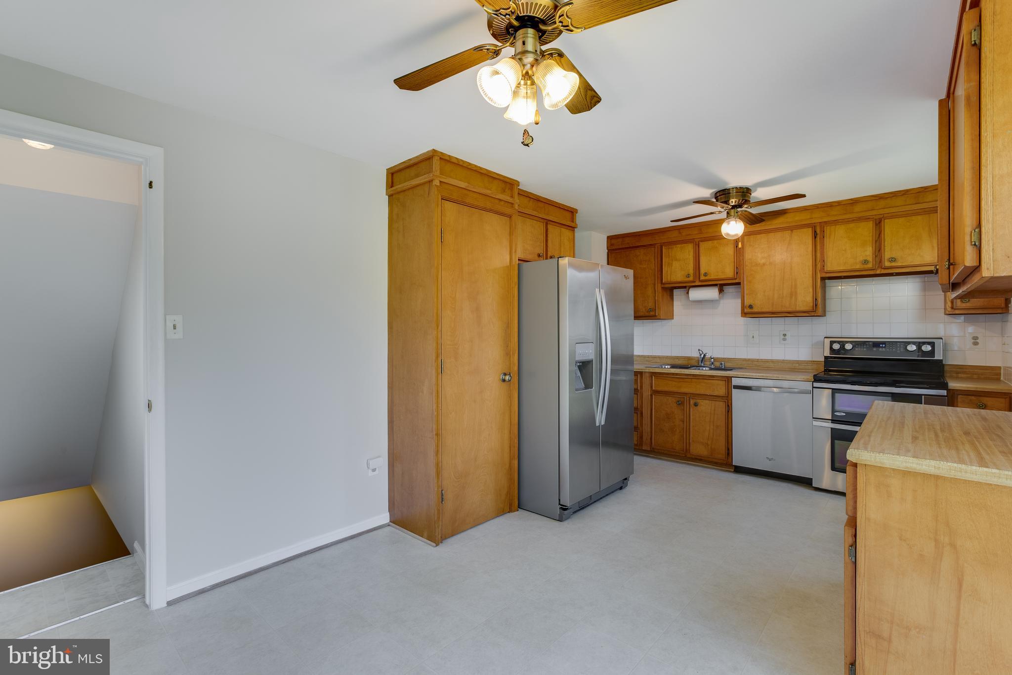19064 Staleybridge Road Germantown, MD 20876 - Photo 11 of 37 Dining Area and stairs to recreation room on left