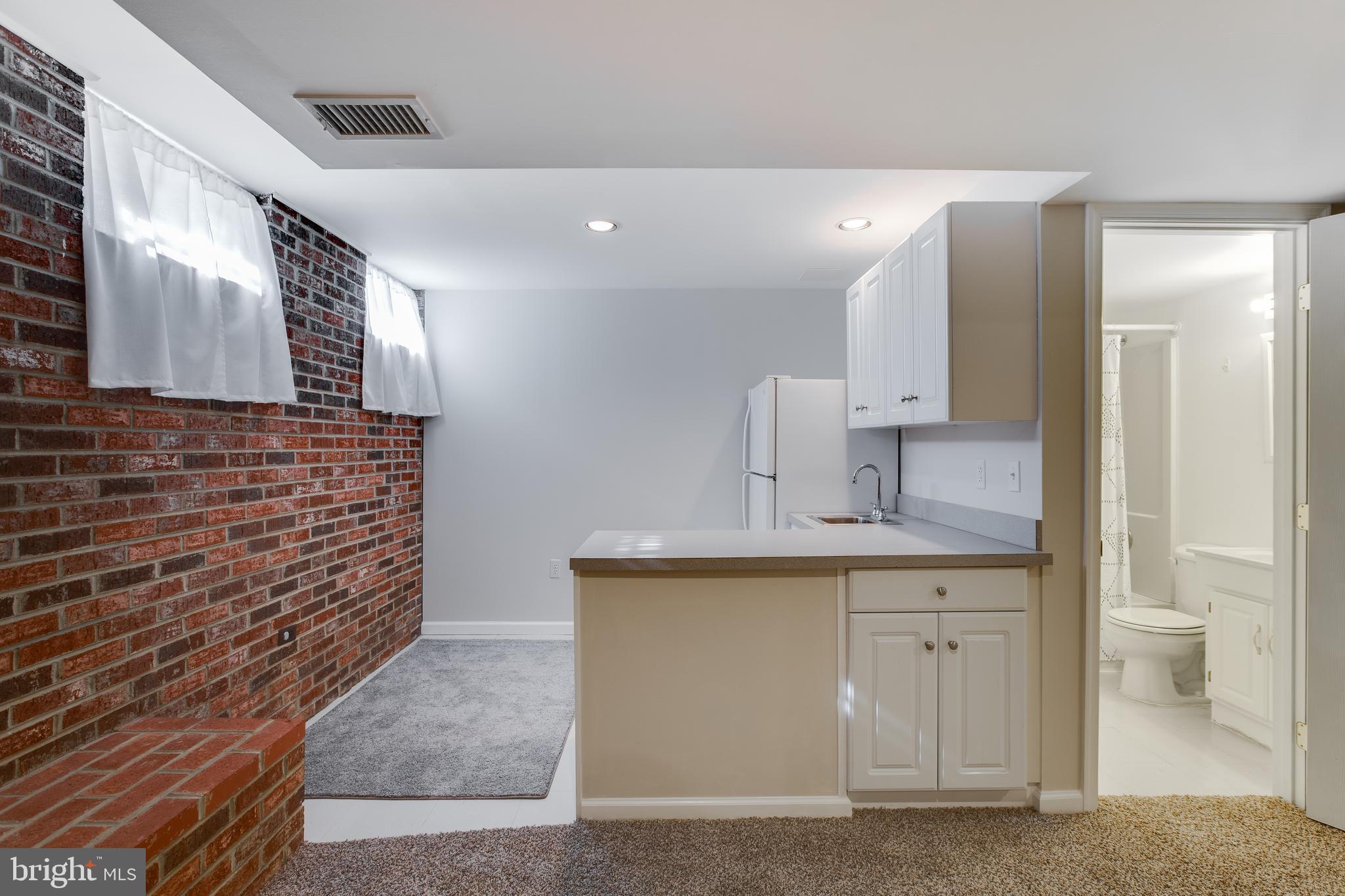 19064 Staleybridge Road Germantown, MD 20876 - Photo 27 of 37 Kitchenette (Double windows for natural lighting)