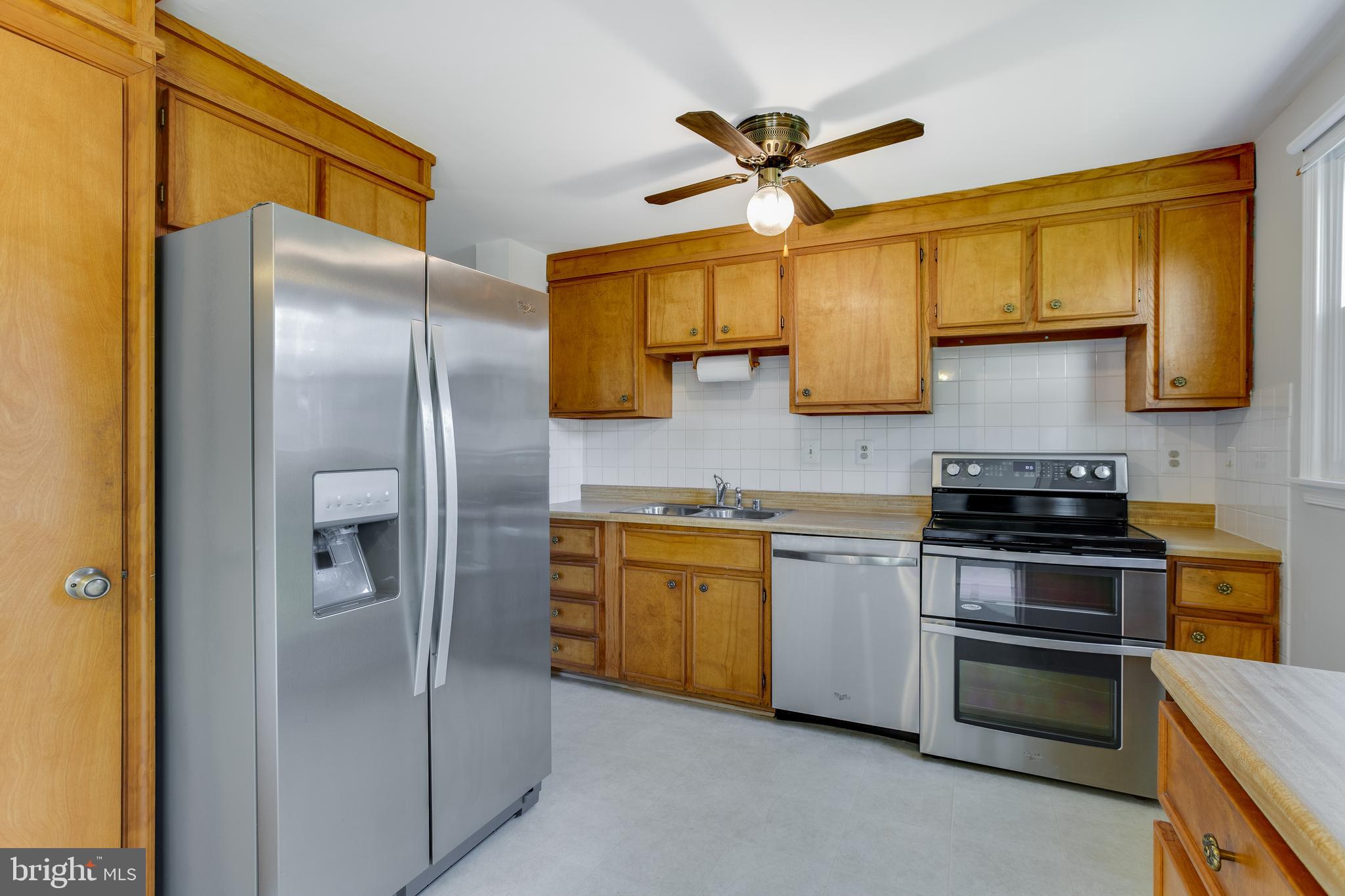 19064 Staleybridge Road Germantown, MD 20876 - Photo 6 of 37 Kitchen with updated Stainless Steel appliances