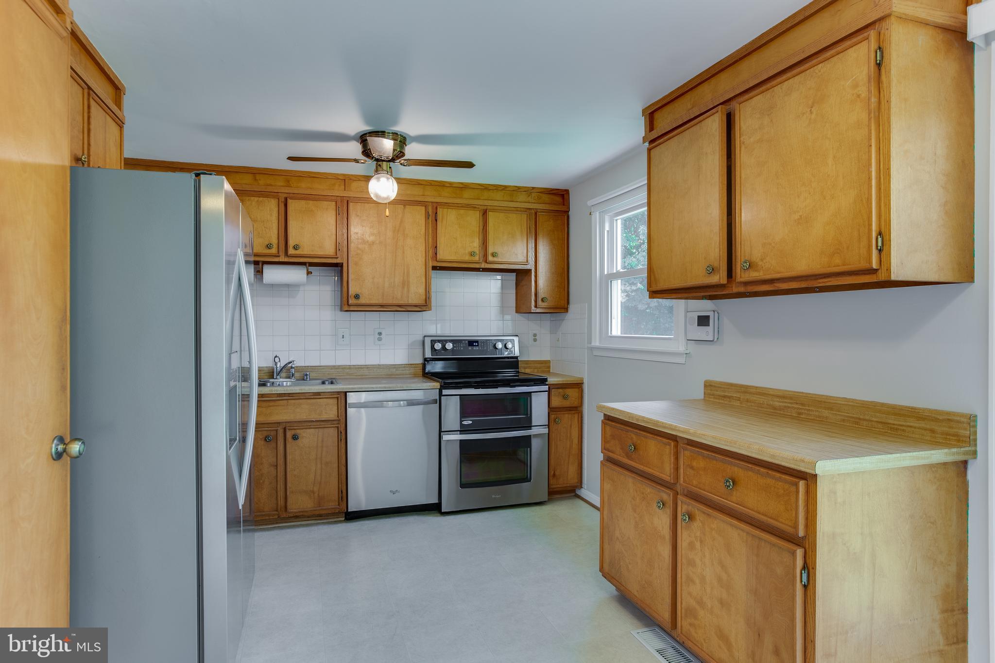 19064 Staleybridge Road Germantown, MD 20876 - Photo 7 of 37 Kitchen with ceiling fan