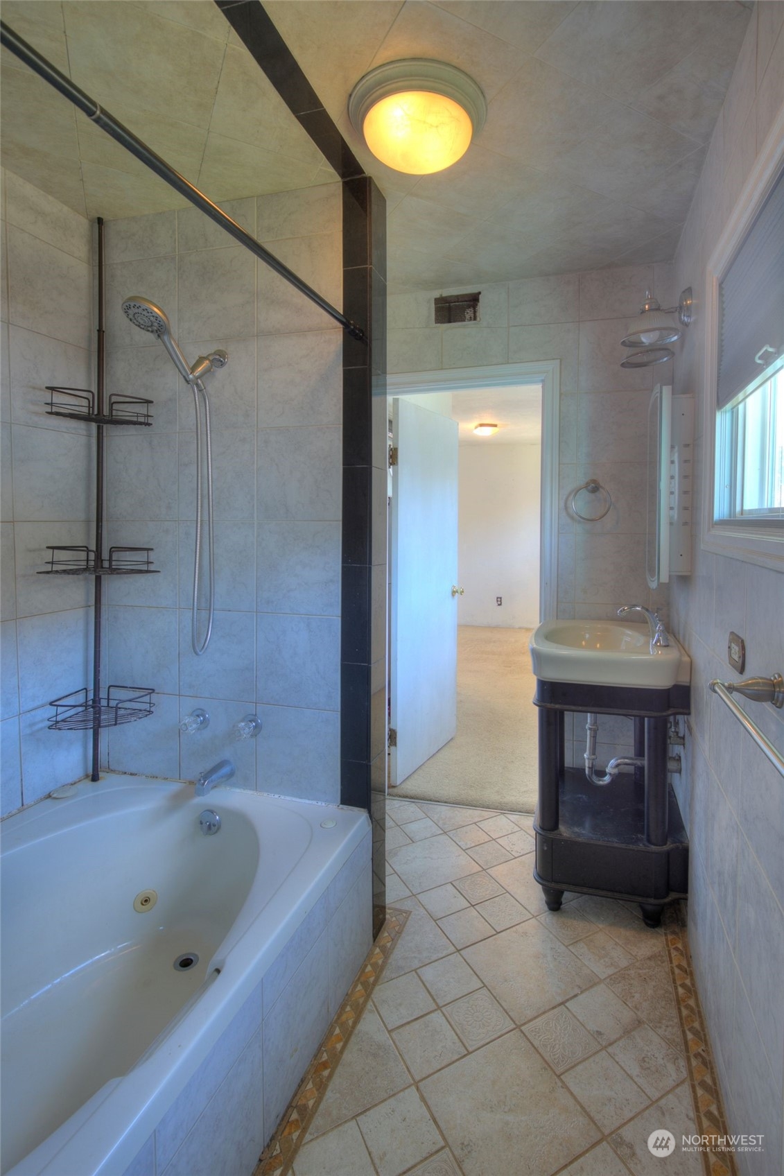 2205 West Second Street Aberdeen, WA 98520 - Photo 13 of 22 a bathroom with a bathtub and a sink
