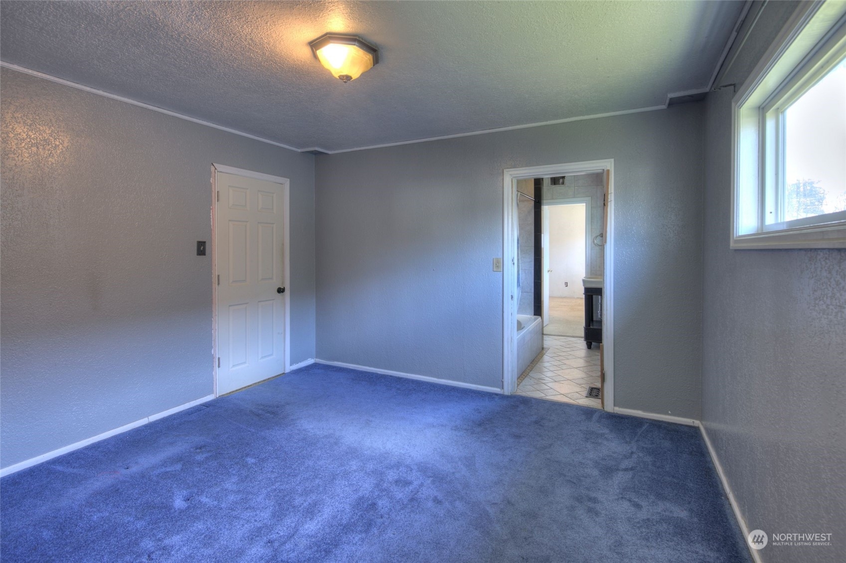 2205 West Second Street Aberdeen, WA 98520 - Photo 14 of 22 an empty room with windows and closet