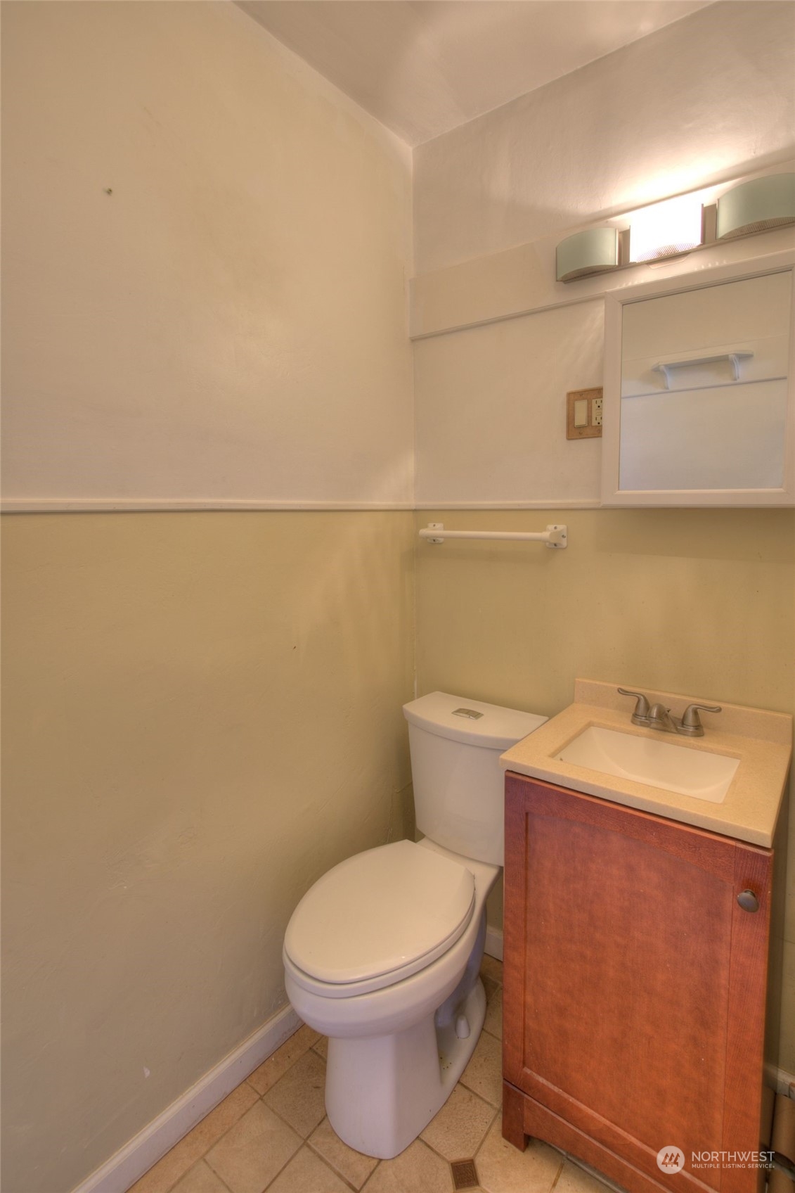 2205 West Second Street Aberdeen, WA 98520 - Photo 17 of 22 a bathroom with a sink a toilet and vanity