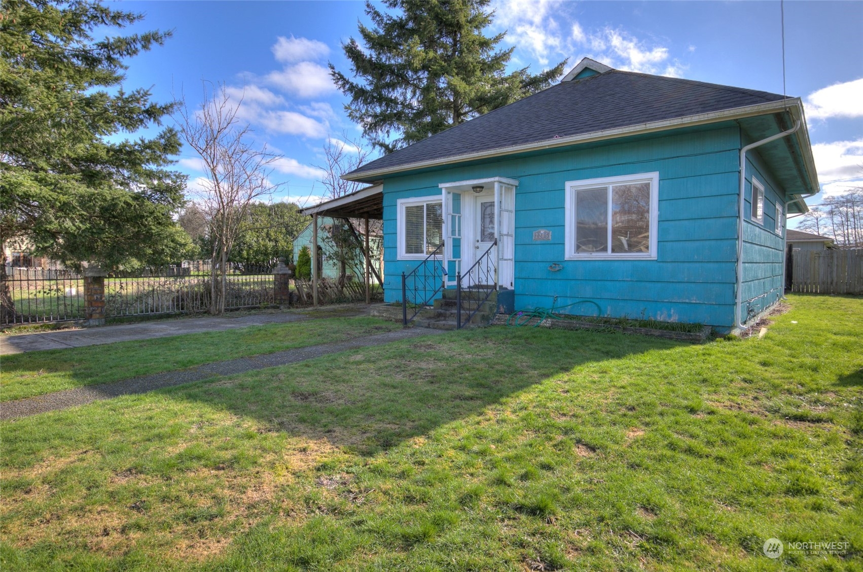 2205 West Second Street Aberdeen, WA 98520 - Photo 2 of 22 a front view of house with yard and green space