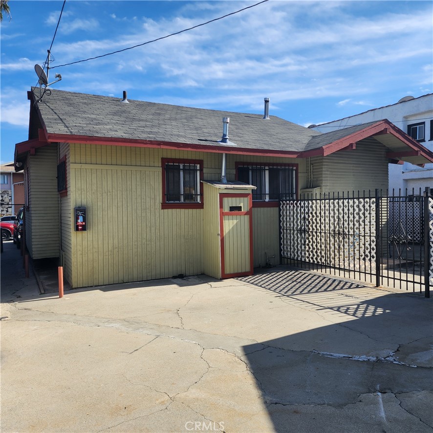 1105 Cherry Avenue Long Beach, CA 90813 - Photo 3 of 13 a view of a garage