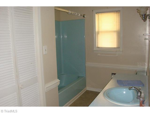 939 Foxfire Road Asheboro, NC 27205 - Photo 8 of 10 Bath.