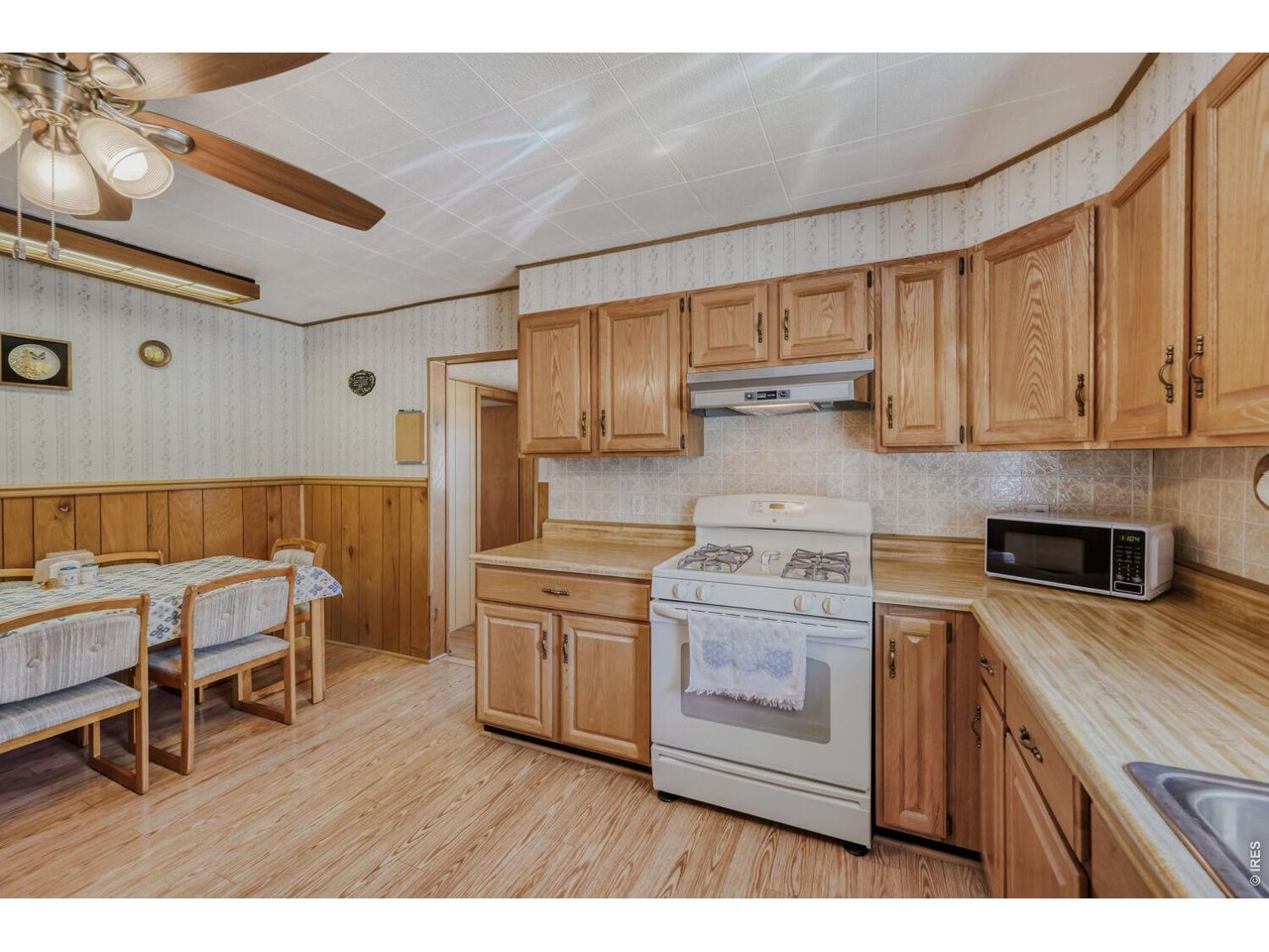 105 Maple Street Frederick, CO 80530 - Photo 10 of 29 Gas stove