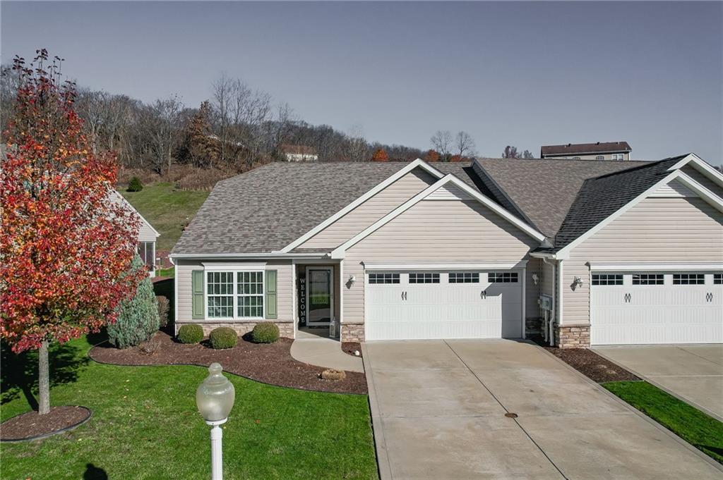 a view of a house with backyard and garden