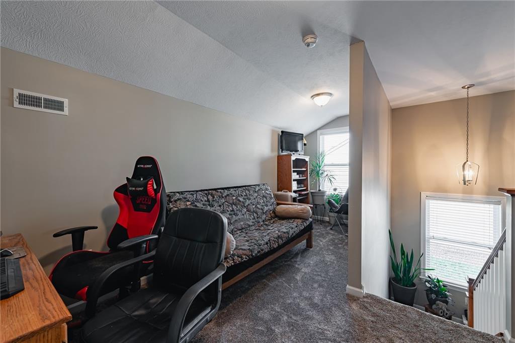 424 Chestnut Lane Apollo, PA 15613 - Photo 23 of 33 a living room with furniture