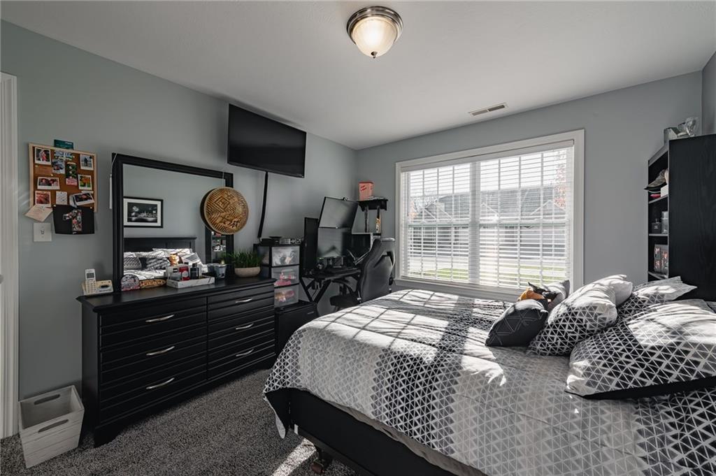 424 Chestnut Lane Apollo, PA 15613 - Photo 5 of 33 a bedroom with a bed and window