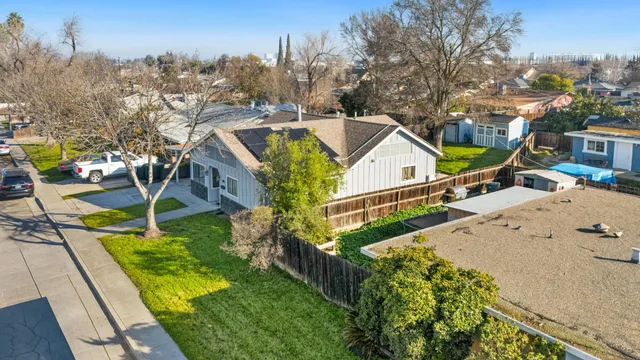 a view of a house with a yard