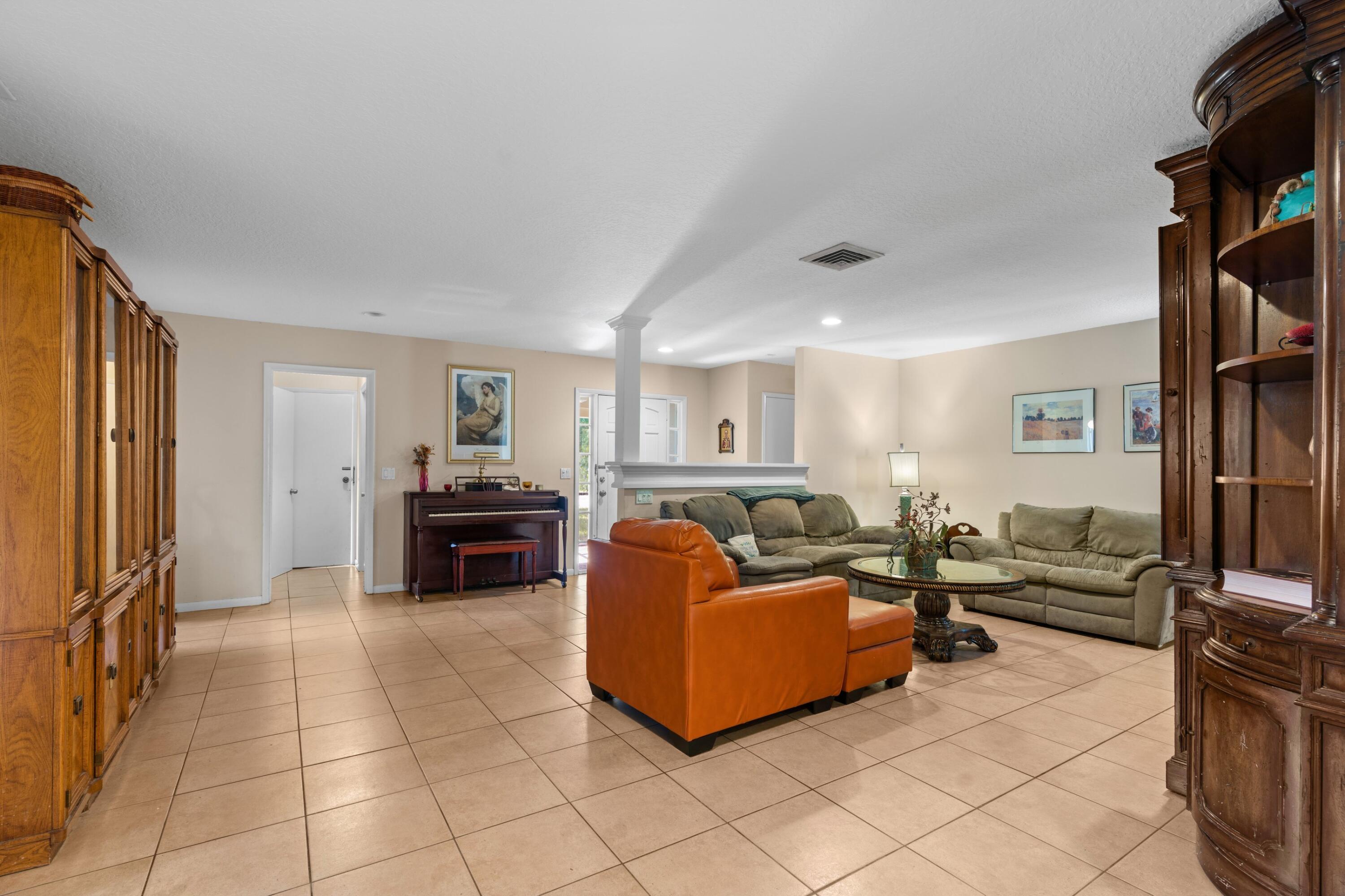 404 Circle West Jupiter, FL 33458 - Photo 3 of 24 DSC01731.jpg-SMALL