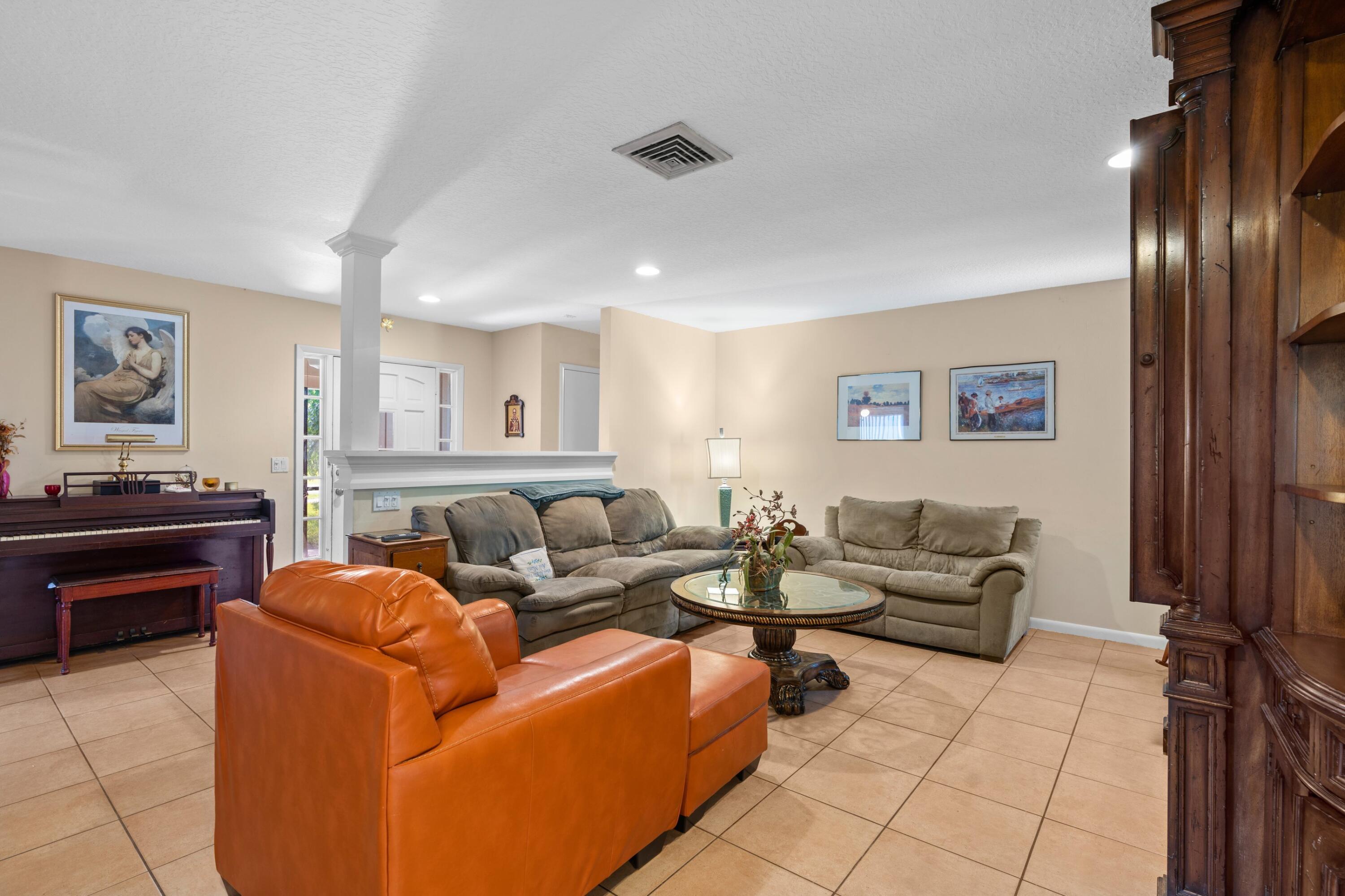 404 Circle West Jupiter, FL 33458 - Photo 4 of 24 DSC01736.jpg-SMALL