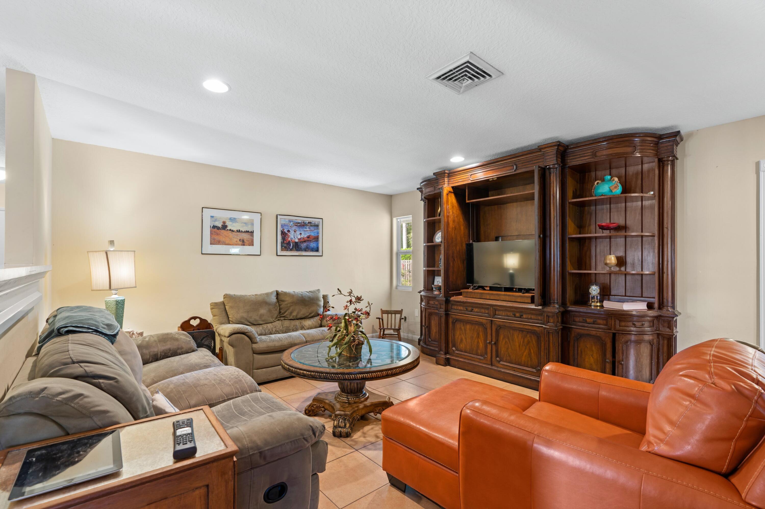 404 Circle West Jupiter, FL 33458 - Photo 5 of 24 DSC01741.jpg-SMALL