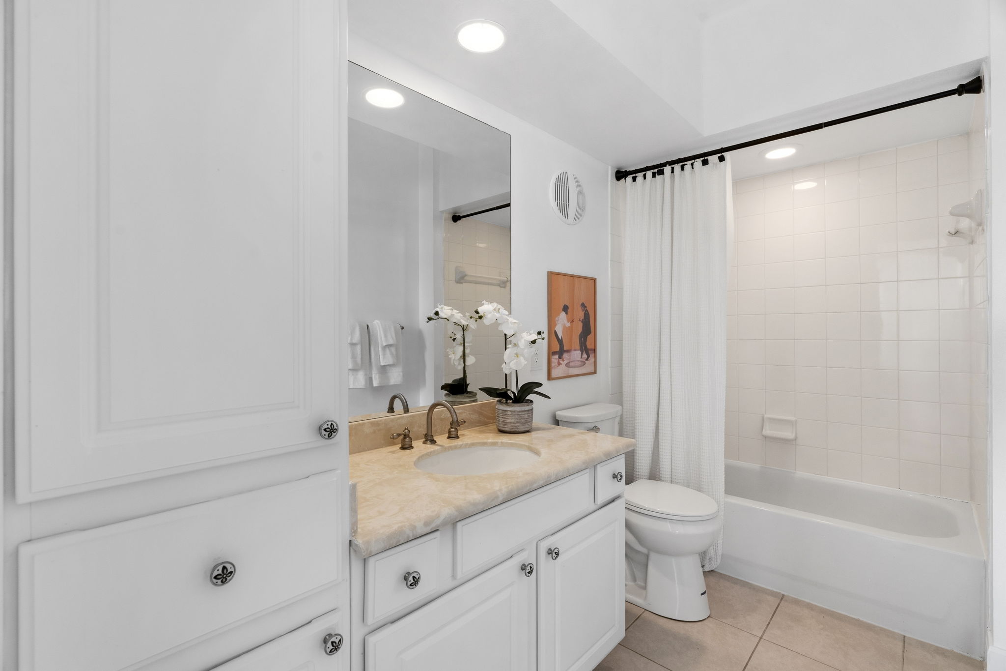 7701 Rialto Boulevard, Unit 623 Austin, TX 78735 - Photo 23 of 25 Ensuite to secondary bedroom