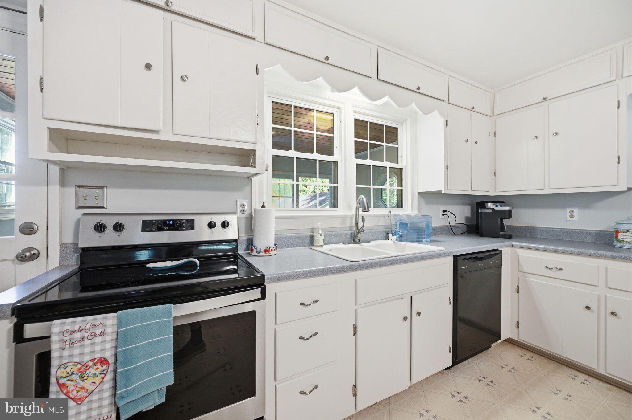 9337 Everona Road Unionville, VA 22567 - Photo 9 of 46 Charming country kitchen.