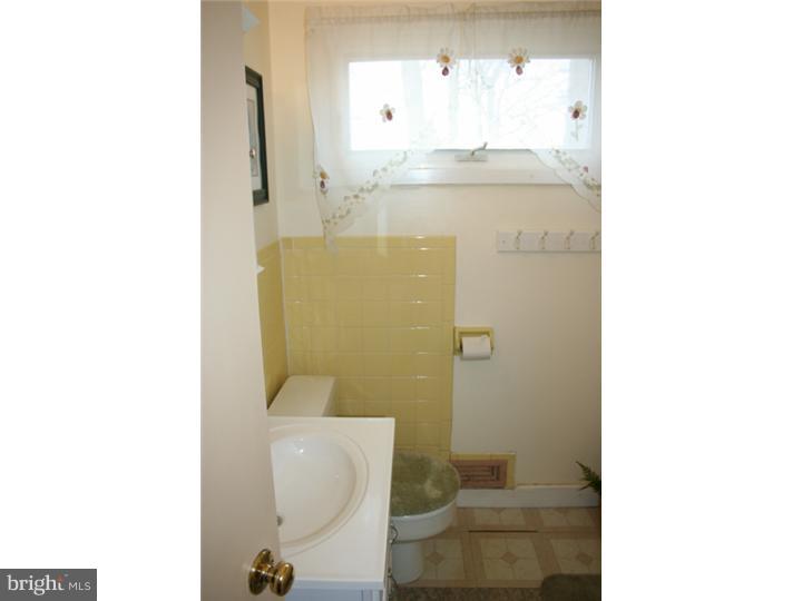 908 Fernhill Road Glenside, PA 19038 - Photo 4 of 23 Gallery Image 4