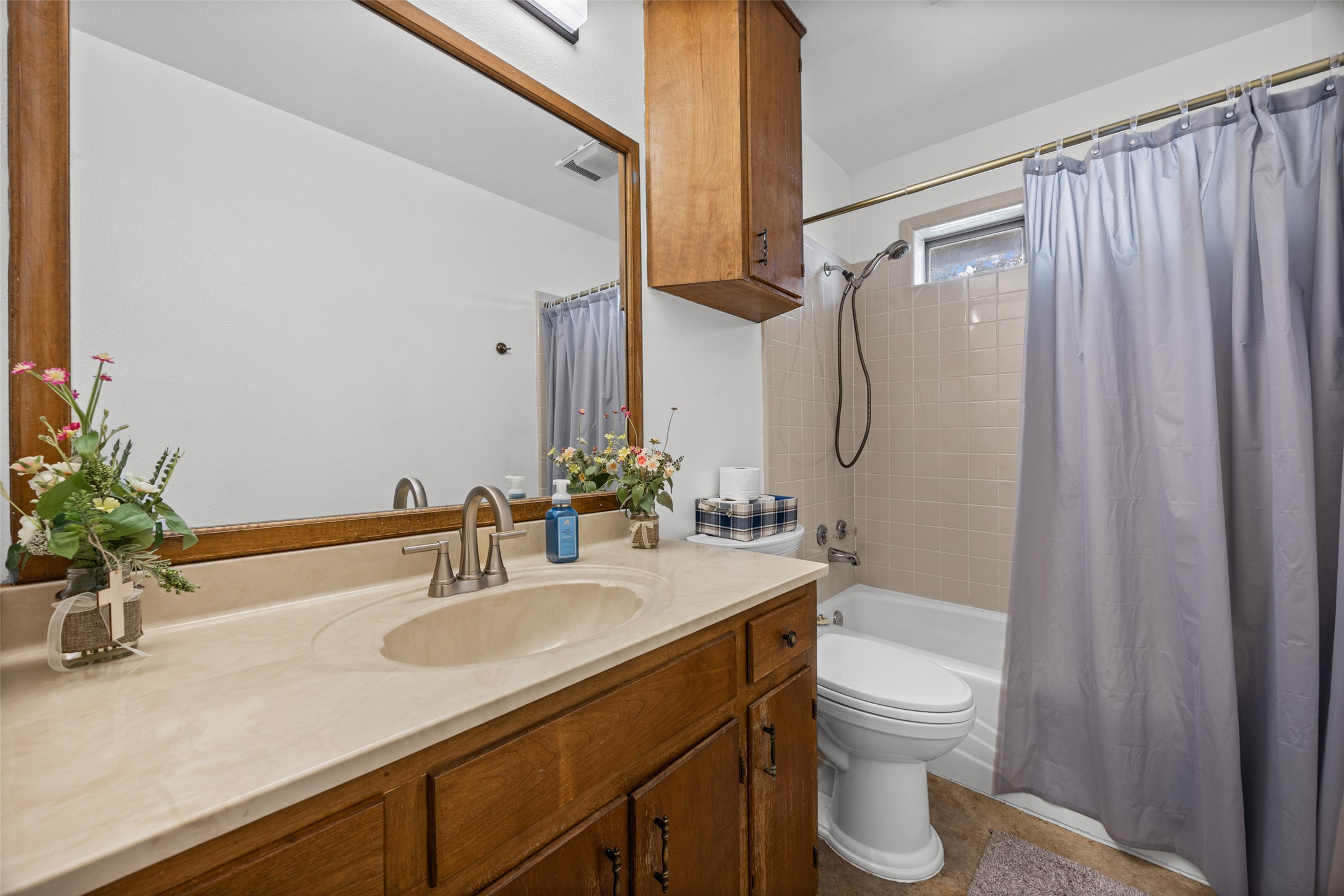 403 County View Road Lockhart, TX 78644 - Photo 14 of 28 guest bathroom