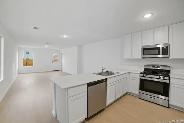 $1,900 | 11546 Field Briar, St. Hedwig, TX 78152