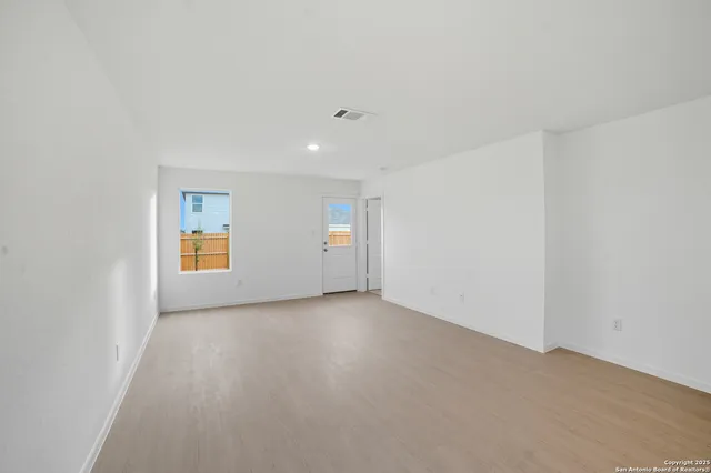 $1,900 | 11546 Field Briar, St. Hedwig, TX 78152