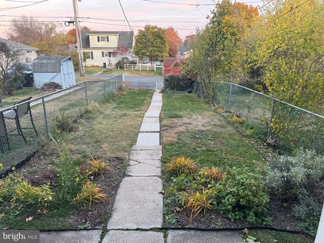 a view of a back yard