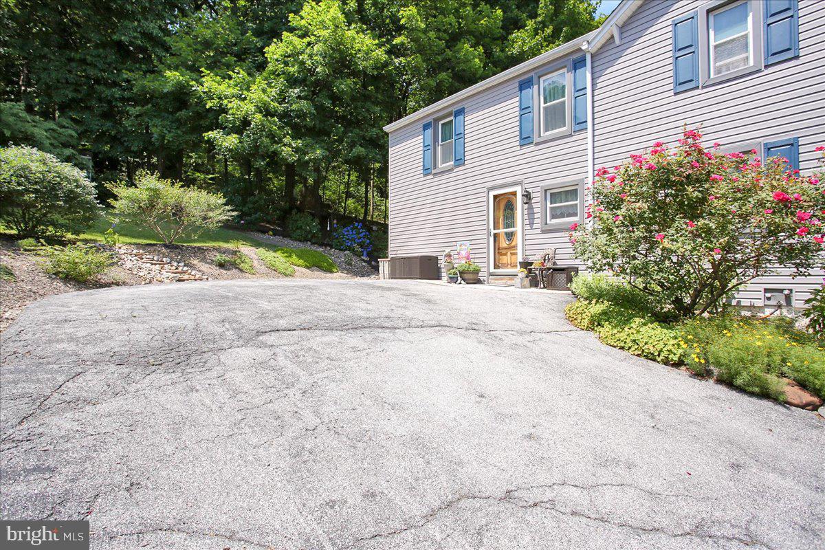 8 West Neversink Road Reading, PA 19606 - Photo 4 of 32 Gallery Image 4