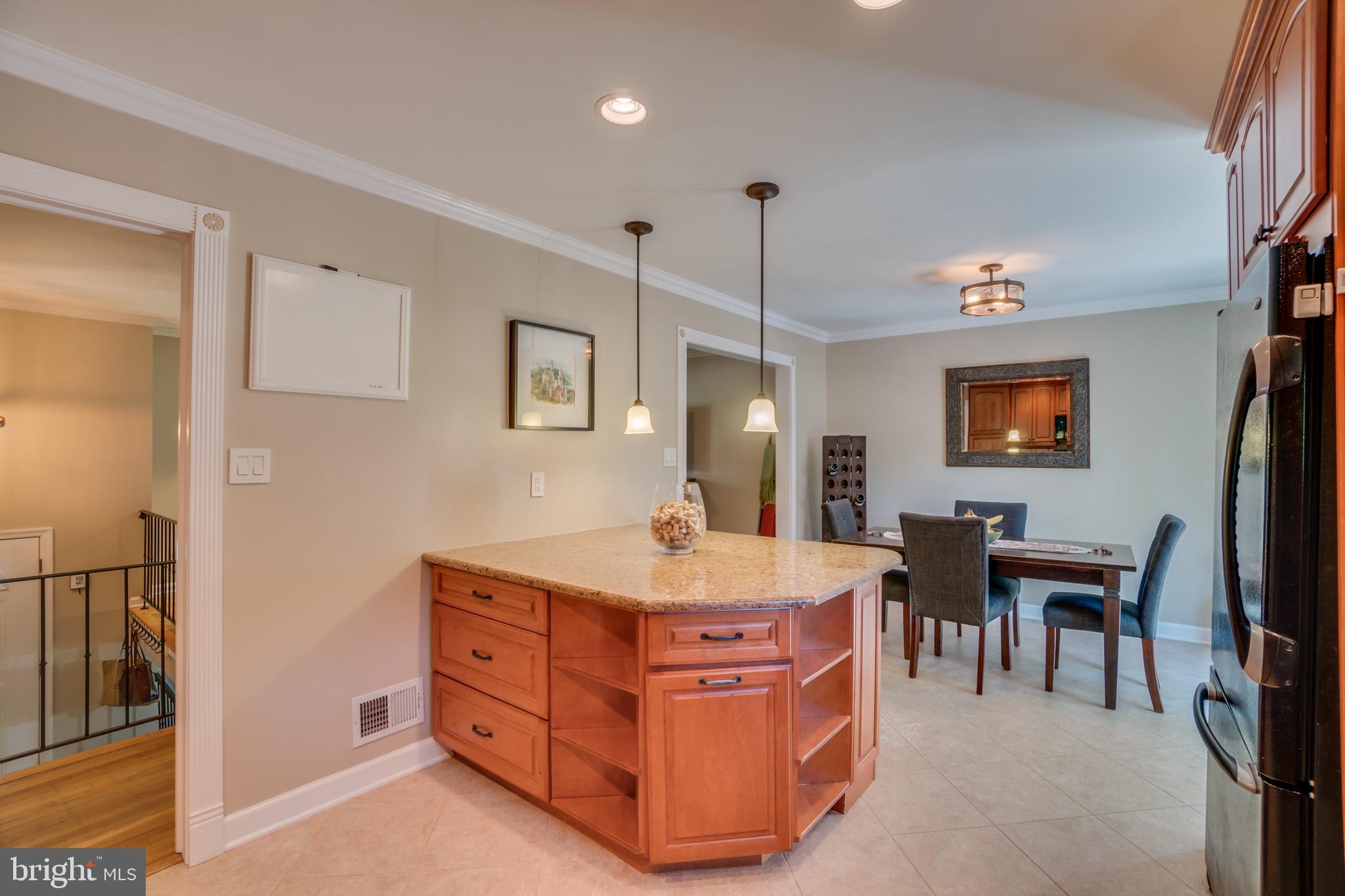3900 Flagstone Terrace Alexandria, VA 22306 - Photo 6 of 45 Huge Peninsula for entertaining!