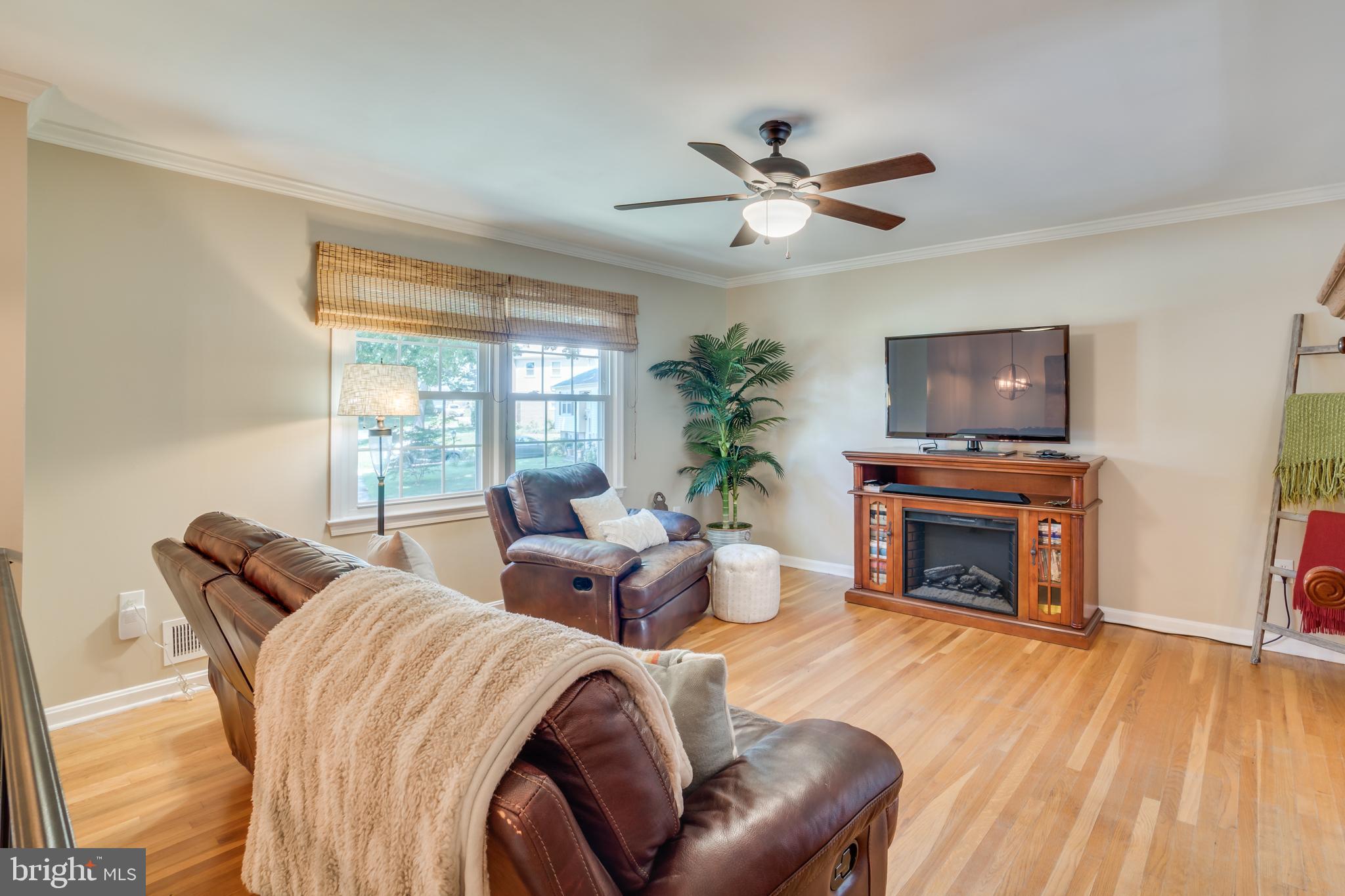 3900 Flagstone Terrace Alexandria, VA 22306 - Photo 9 of 45 Living Room