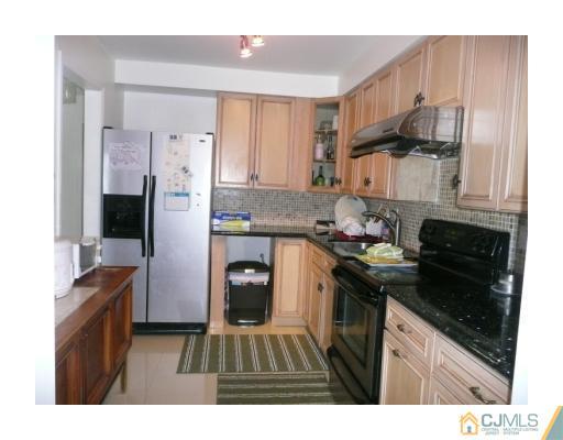 97 Pheasant Run Edison, NJ 08820 - Photo 2 of 13 Gallery Image 2