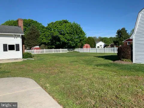 a view of a house with backyard