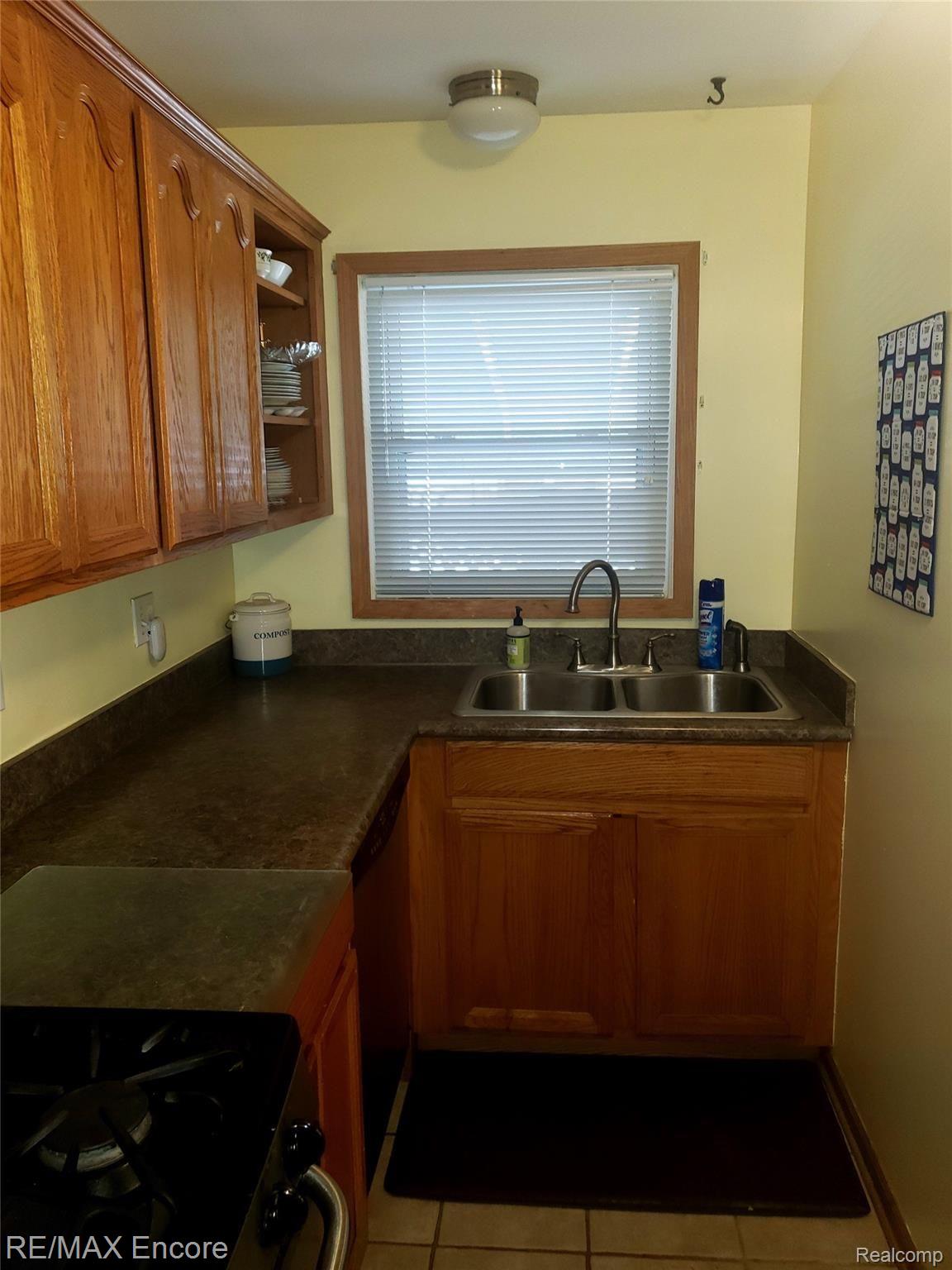 219 West Rutgers Avenue Pontiac, MI 48340 - Photo 7 of 28 8.jpg