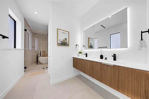 $2,999,999 | 300 Northeast 48th Street, Miami, FL 33137