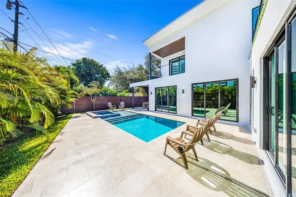 $2,999,999 | 300 Northeast 48th Street, Miami, FL 33137