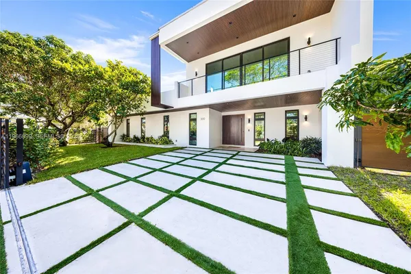 $2,999,999 | 300 Northeast 48th Street, Miami, FL 33137