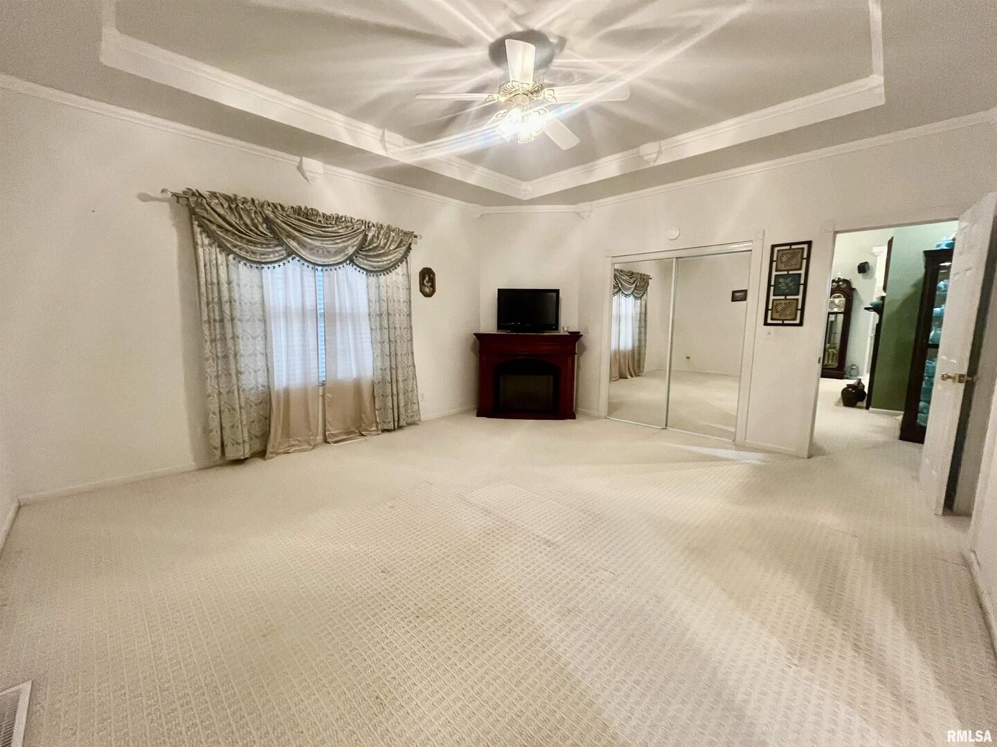 3220 Massac Creek Road Metropolis, IL 62960 - Photo 22 of 76 a view of a livingroom with a furniture